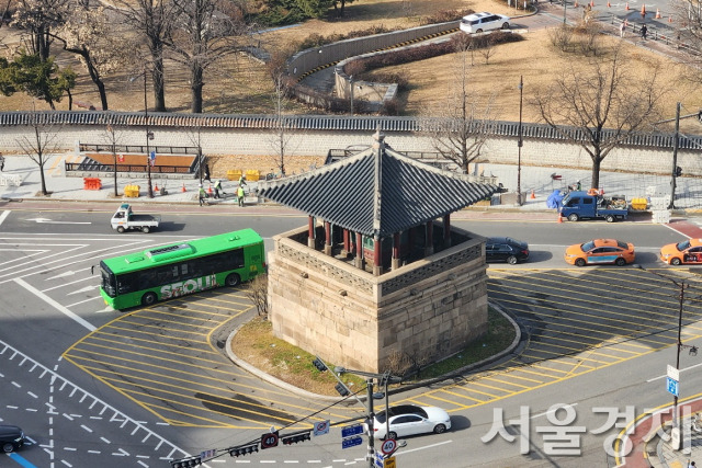 경복궁 동십자각이 성곽(위쪽)과 분리된 채 떨어져 자동차들에게 포위돼 있다. 최수문 기자