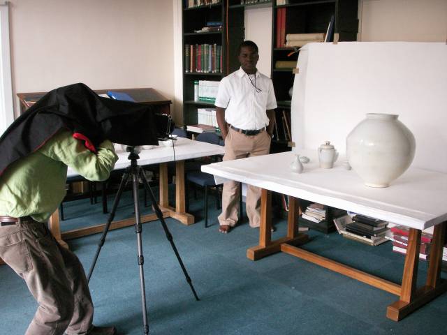 대영박물관이 소장하고 있는 달항아리 사진을 찍고 있는 구본창 작가. 사진제공=서울시립미술관