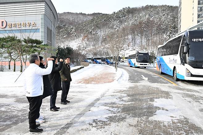 이기흥(왼쪽) 대한체육회장이 국가대표 선수들의 입소를 응원하고 있다. /사진=대한체육회 제공