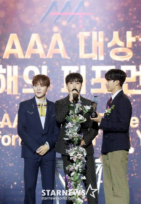 그룹 세븐틴 부석순이 14일 필리핀 아레나에서 열린 '2023 아시아 아티스트 어워즈 인 필리핀'(2023 Asia Artist Awards IN THE PHILIPPINES, 이하 '2023 AAA')에서 'AAA대상-올해의 퍼포먼스 상'을 수상하고 소감을 말하고 있다. '2023 AAA'는 스타뉴스가 주최하고 Asia Artist Awards 조직위원회, TONZ 엔터테인먼트, PULP Live World가 공동 주관한다. 그룹 아이브(IVE) 장원영, 가수 강다니엘, 그룹 제로베이스원 성한빈이 MC를 맡았다. 2023.12.14