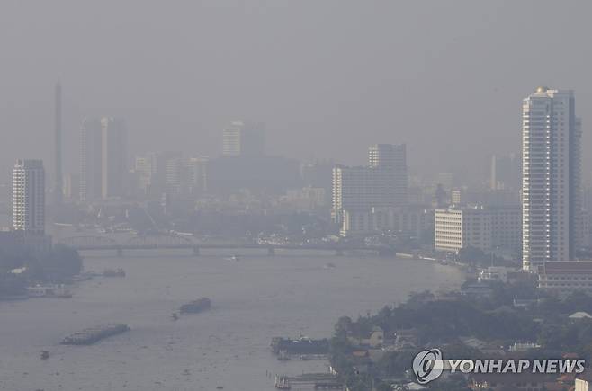 미세먼지로 뿌연 방콕 시내 전경 [EPA 연합뉴스 자료사진. 재판매 및 DB 금지]