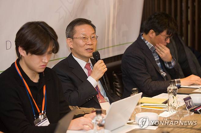 질문에 대답하는 이종호 장관 (서울=연합뉴스) 이종호 과학기술정보통신부 장관이 18일 세종시 정부세종청사 인근 식당에서 열린 '과학기술정보통신부 기자간담회'에서 기자들의 질문에 답변하고 있다. 2023.12.18 [과학기술정보통신부 제공. 재판매 및 DB 금지] photo@yna.co.kr