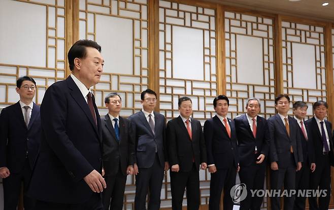 임명장 수여식 입장하는 윤석열 대통령 (서울=연합뉴스) 진성철 기자 = 윤석열 대통령이 18일 서울 용산 대통령실 청사에서 열린 정형식 헌법재판소 재판관 임명장 수여식에 입장하고 있다.  2023.12.18 zjin@yna.co.kr