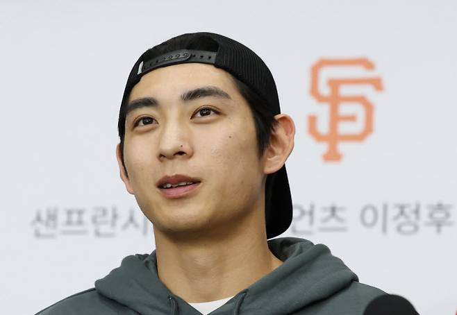 미국프로야구(MLB) 샌프란시스코 자이언츠에 입단한 이정후가 19일 오후 인천국제공항을 통해 귀국한 뒤 취재진에게 입단 소감을 말하고 있다. 사진=연합뉴스