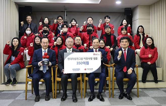 김걸 현대차그룹 사장(앞줄 왼쪽부터), 정의선 현대차그룹 회장, 김병준 사회복지공동모금회 회장, 황인식 사회복지공동모금회 사무총장 등이 단체 기념사진을 촬영하고 있다(현대차그룹 제공). ⓒ 뉴스1