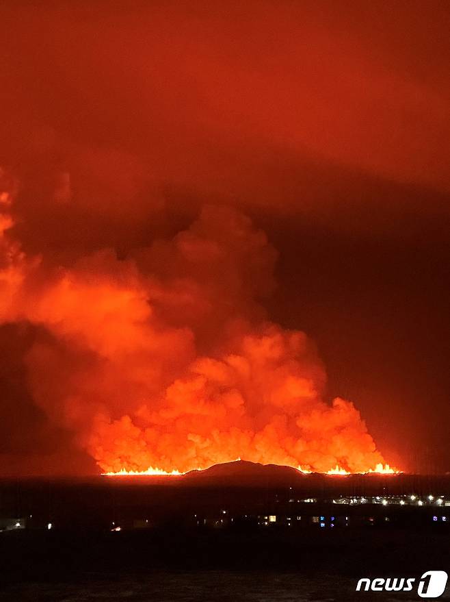 18일(현지시간) SNS에 올라온 사진에서 아이슬란드 레이캬비크 반도 남서부 그린다비크 지역 화산이 터져 화산재가 솟아오르고 있다. 2023.12.18 ⓒ 로이터=뉴스1 ⓒ News1 정지윤 기자