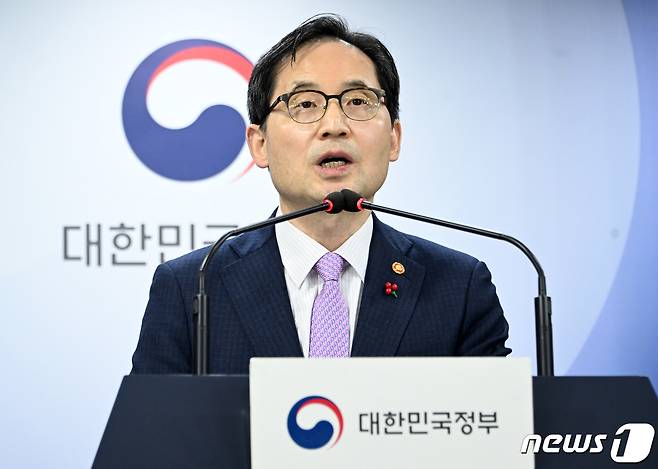 한기정 공정거래위원장이 19일 서울 종로구 정부서울청사에서 플랫폼의 독과점을 규제하는 '플랫폼 경쟁촉진법' 제정 관련 브리핑을 하고 있다. 2023.12.19/뉴스1 ⓒ News1 김명섭 기자