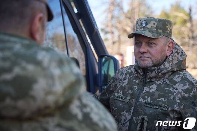 발레리 잘루즈니 우크라이나 총사령관이 3일(현지시간) 미사일 부대와 포병의 날을 기념하기 위해 훈련소를 방문해 병사를 만나고 있다. 2023.11.4 ⓒ AFP=뉴스1 ⓒ News1 우동명 기자