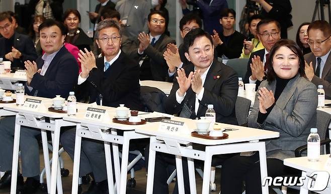 원희룡 국토교통부 장관이 19일 오후 경기도 성남시 네이버 본사에서 열린 스마트 빌딩 활성화 로드맵 발표식에서 주요 참석자들과 함께 박수를 치고 있다. 오른쪽부터 채선주 네이버 대외 ESG 대표, 원희룡 장관, 하헌구 인하대 교수, 석상옥 네이버랩스 대표이사. 2023.12.19/뉴스1 ⓒ News1 박세연 기자