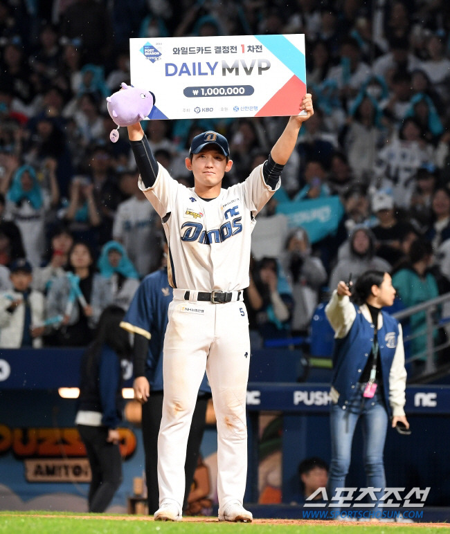 2023 KBO 포스트시즌 두산 베어스와 NC 다이노스의 와일드카드 결정전 1차전이 19일 창원NC파크에서 열렸다. 데일리MVP NC 서호철이 기념촬영을 하고 있다. 창원=박재만 기자pjm@sportschosun.com/2023.10.19/