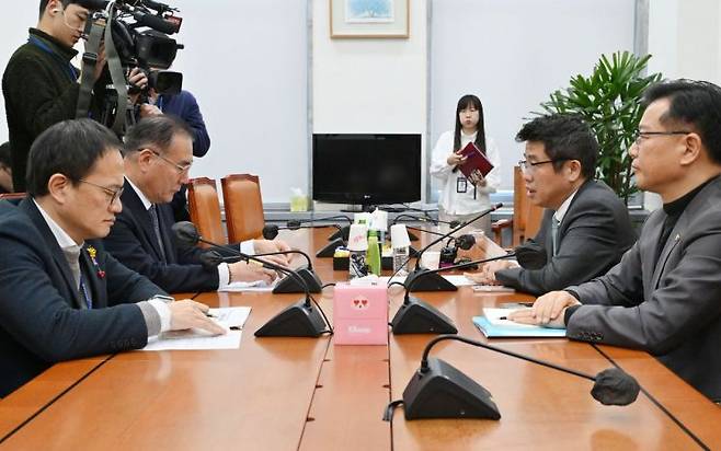 더불어민주당 박주민 원내수석부대표(왼쪽부터)와 이개호 정책위의장, 국민의힘 유의동 정책위의장과 이양수 원내수석부대표가 12일 국회에서 여야 '2+2 협의체' 회의를 하고 있다. [이미지출처=연합뉴스]