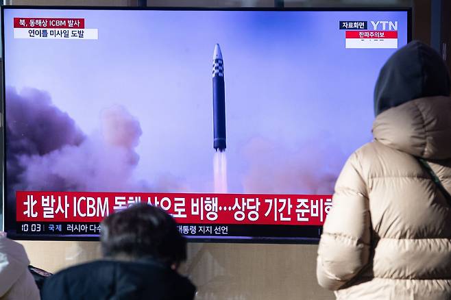 18일 서울역에서 시민들이 북한의 대륙간탄도미사일(ICBM) 도발 관련 뉴스를 지켜보고 있다. /뉴스1