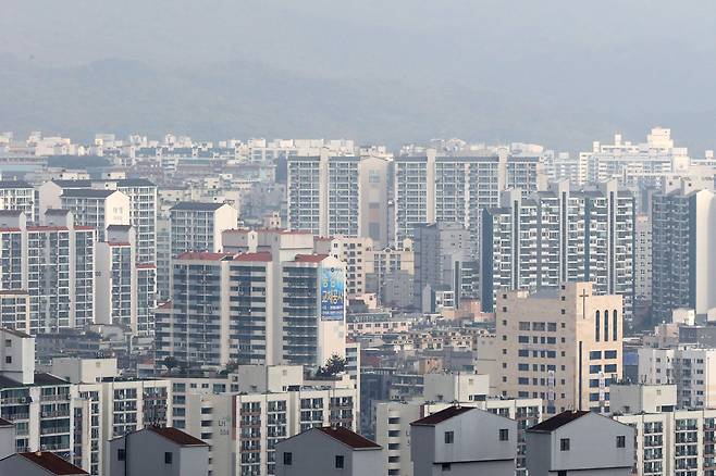 서울 강북구에서 바라본 도봉구 아파트 단지 모습. /뉴스1