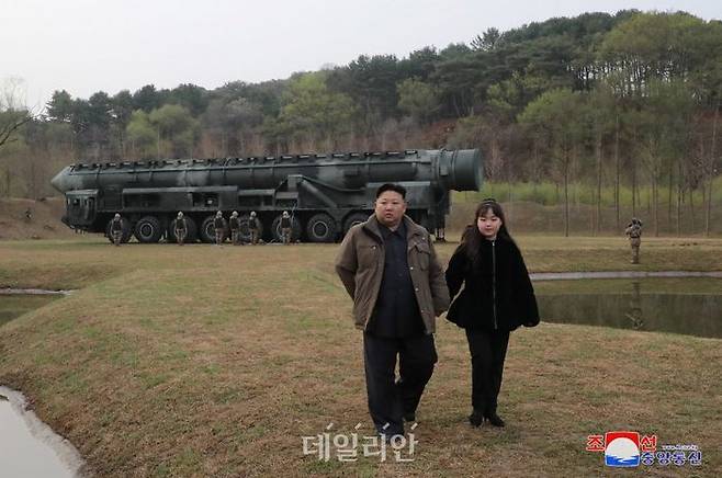 고체연료 엔진이 적용된 북한의 신형 대륙간탄도미사일(ICBM) 화성-18형이 이동식발사대(TEL)에 실려있는 가운데 김정은 국무위원장과 그의 딸이 TEL 앞을 지나고 있다(자료사진). ⓒ조선중앙통신