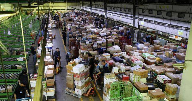 서울 광진구 동서울우편물류센터에서 물류 관계자들이 택배 분류 작업을 진행하고 있다.ⓒ뉴시스