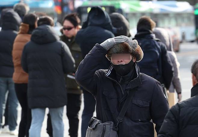 급격히 추워진 날씨를 보인 16일 서울 광화문 사거리에서 옷을 두텁게 입은 시민들이 발걸음을 재촉하고 있다.ⓒ뉴시스