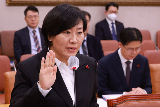 송미령 농림축산식품부 장관 후보자가 18일 서울 국회에서 열린 인사청문회에서 선서하고 있다. 연합뉴스.