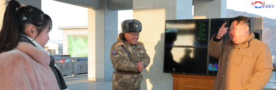 북한은 지난 18일 김정은 북한 국무위원장이 참관한 가운데 고체연료 대륙간탄도미사일(ICBM) 화성-18형 발사훈련을 단행했다고 조선중앙통신이 19일 보도했다. 북한이 이날 공개한 사진을 보면 김 위원장의 딸 주애도 발사훈련에 참관한 모습이 포착됐다. 연합뉴스