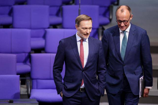 13일 독일 베를린에서 크리스티안 린트너(왼쪽) 독일 재무장관과 프리드리히 메르츠 기독민주연합(CDU) 대표가 의회 하원 회의에 참여하고 있다. 베를린=로이터 연합뉴스