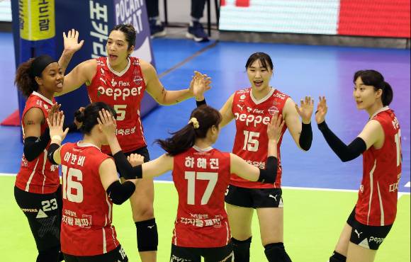 페퍼저축은행 선수들이 지난 12일 치른 현대건설과 원정 경기 도중 공격 득점을 올린 뒤 환호하고 있다. [사진=발리볼코리아닷컴]