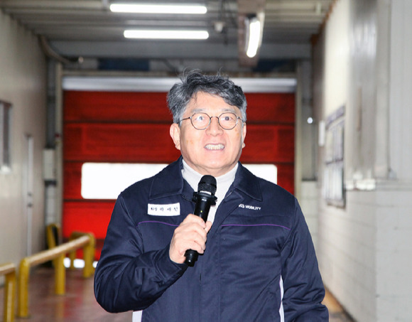 곽재선 KG모빌리티 회장이 19일 열린 평택공장 조립3라인 통합공사 준공식에서 축사를 하고 있다. [사진=KG모빌리티]