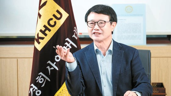 변창구 경희사이버대학교 총장은 “혁신과 도전을 통해 미래 지향적인 혁신 선도대학으로 새롭게 태어나겠다”며 “차별화 전략으로 우리 사회의 바람직한 미래를 만드는 데 기여하겠다”고 말했다. 김동관 프리랜서