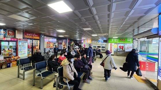 19일 오전 충남 서산 공용버스터미널에서 승객들이 임시로 운행하는 전세버스를 기다리고 있다. 서산에선는 지난 14일부터 시내버스 운행이 전면 중단되면서 주민들이 큰 불편을 겪고 있다. 신진호 기자