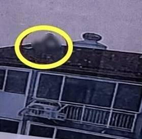 ▲ 아파트 ‘옥상 출입 금지’ 안내문에 포함된 애정행각 모습 [온라인 커뮤니티 갈무리]