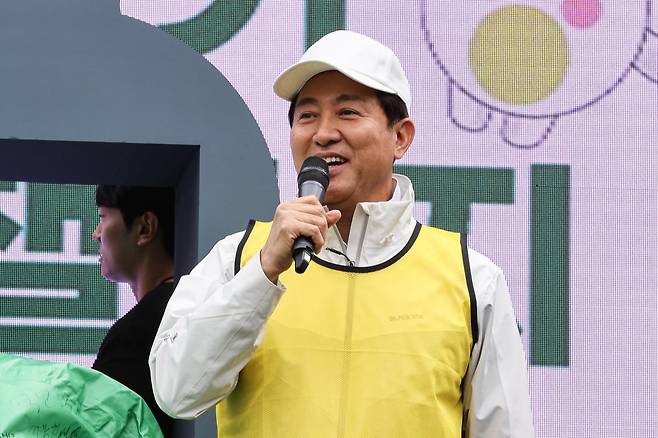 지난해 10월 오세훈 서울시장이 서울 중구 서울광장에서 열린 건강 한마당 '손목닥터9988 걷기 챌린지' 행사에 참여한 모습.(연합뉴스)