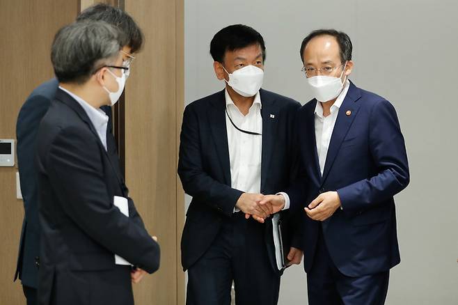 추경호 부총리 겸 기획재정부 장관(오른쪽)과 최상목 경제수석이 지난해 7월 8일 서울 용산 대통령실에서 열린 제1차 비상경제민생회의에 앞서 대화하고 있다. 대통령실사진기자단