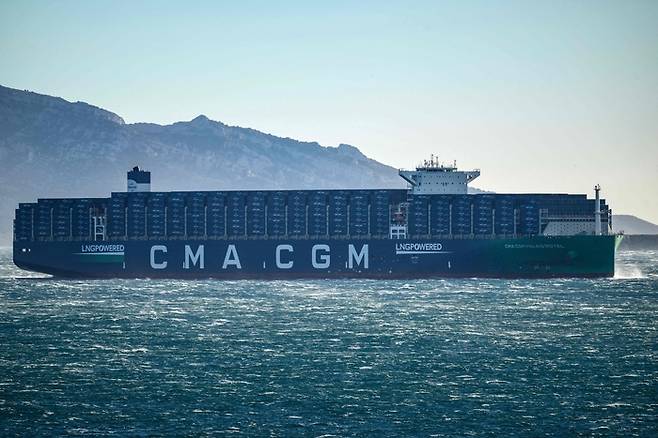 프랑스 해운 대기업 CMA CGM의 컨테이너선 ‘CMA CGM 팔레 로얄’이 지난 14일 프랑스 남부 마르세유 만을 항해하고 있다. CMA은 예멘 후티 반군의 선박 공격 이후 홍해를 횡단하는 컨테이너선의 운항을 중단했다고 밝혔다. AFP