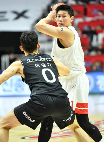 SK 오세근(오른쪽)이 19일 프로농구 KT전에서 하윤기의 수비를 피해 패스하고 있다. KBL 제공