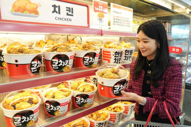 롯데마트 제타플렉스 서울역점 즉석조리식품 코너에서 고객이 '크런치 콘소메 치킨'을 쇼핑하는 모습. 롯데마트 제공