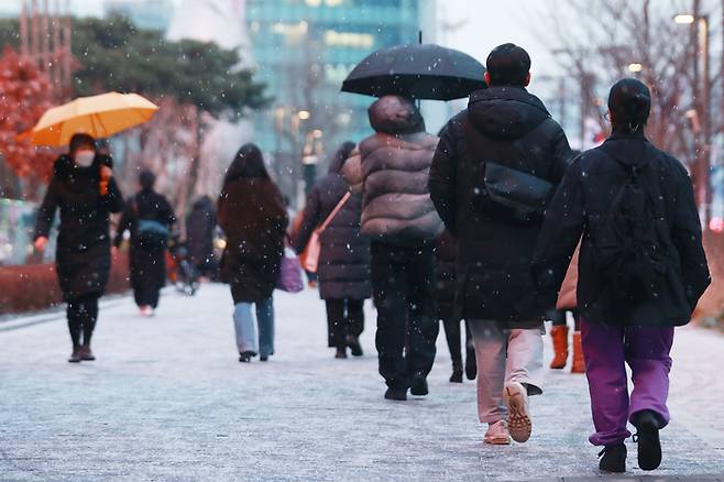 서울을 비롯한 중부지방에 눈이 내리는 19일 오후 서울 강남구 삼성역 일대에서 시민들이 발걸음을 재촉하고 있다. [사진 출처=연합뉴스]