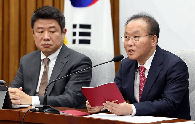 윤재옥 국민의힘 당 대표 권한대행 겸 원내대표가 19일 오전 서울 여의도 국회에서 열린 원내대책회의에서 발언하고 있다.2023.12.19 /사진=뉴시스