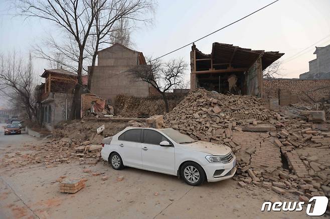 19일(현지시간) 규모 6.2의 지진이 강타한 중국 간쑤성 지스산에서 돌무더기로 변한 주택이 보이고 있다. 2023.12.19   /AFPBBNews=뉴스1