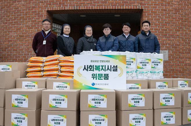 최연혜(오른쪽 세번째) 한국가스공사 사장이 18일 경북 경산 장애인 거주 시설인 루도비꼬집을 찾아 후원 물품을 전달한 후 기념촬영을 하고 있다.[한국가스공사 제공]