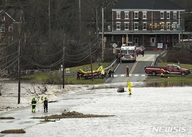 [펜실베니아=AP/뉴시스] 18일(현지시간) 미국 펜실베니아주 컬리지빌 퍼키오멘 크릭에서 구조대원들이 홍수 피해 현장에서 구조활동을 펼치고 있다. 2023.12.19.