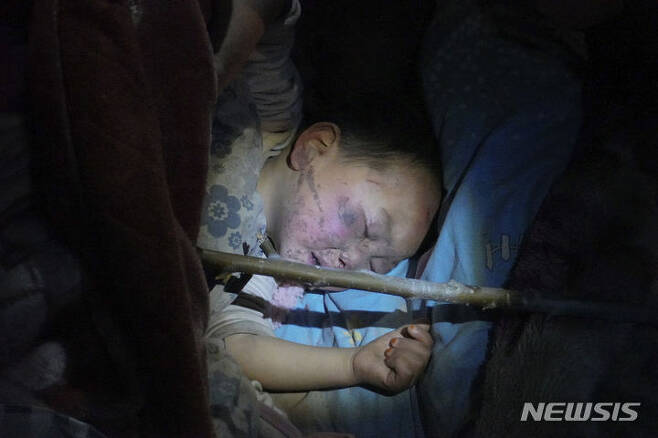 [지스산=AP/뉴시스] 19일 중국 간쑤성 린샤후이족자치구 지스산현의 한 병원에서 지진으로 다친 어린이가 치료받은 뒤 깊은 잠에 빠져 있다. 중국 간쑤성에서 전날 밤 발생한 규모 6.2의 강진으로 현재까지 127명이 숨지고, 734명이 부상한 것으로 집계됐다. 2023.12.19.