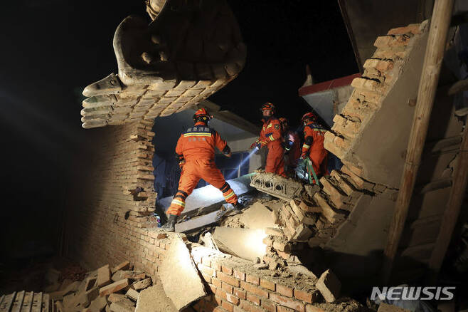 [지스산=AP/뉴시스] 19일 중국 간쑤성 린샤후이족자치구 지스산현 캉다오 마을에서 구조대가 지진으로 무너진 가옥을 수색하고 있다. 중국 간쑤성에서 전날 밤 발생한 규모 6.2의 강진으로 현재까지 127명이 숨지고, 734명이 부상한 것으로 집계됐다. 2023.12.19.