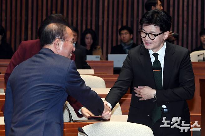 한동훈 법무부 장관이 국민의힘 윤재옥 원내대표와 악수를 하는 모습. 황진환 기자