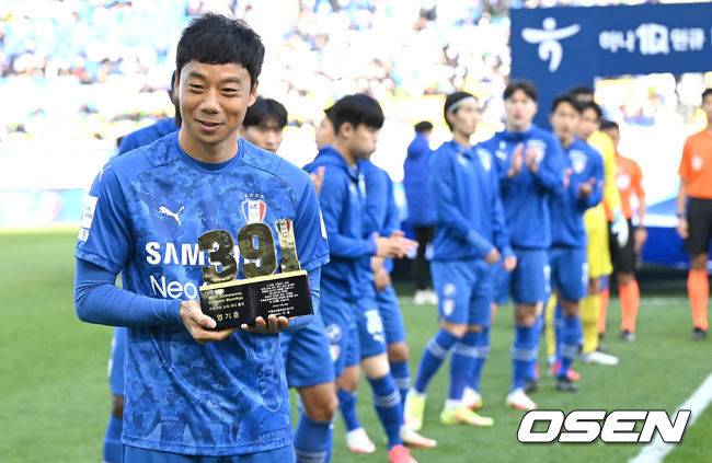 [OSEN=수원, 최규한 기자] 28일 오후 경기도 수원월드컵경기장에서 ‘하나원큐 K리그 1 2021’ 수원 삼성과 울산 현대의 경기가 열렸다.경기 시작을 앞두고 수원 염기훈이 수원 삼성 391경기 출장 기념식을 갖고 있다. 2021.11.28 / dreamer@osen.co.kr