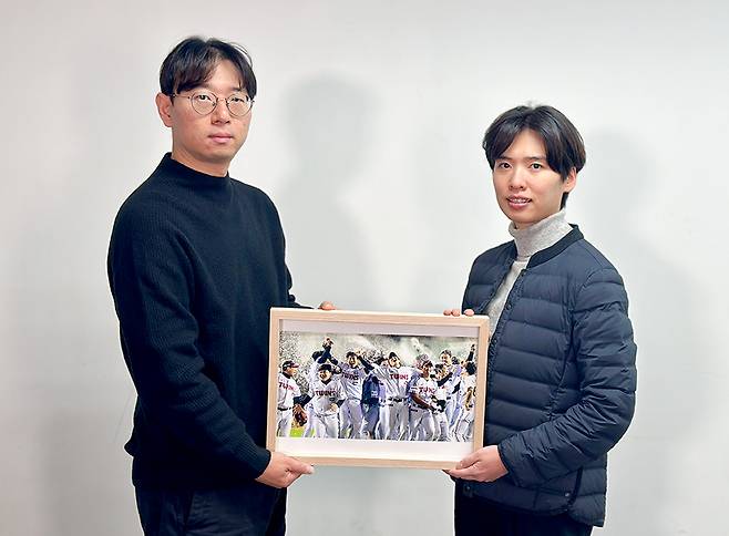 ▲ 한국스포츠사진기자회 지형준 회장(왼쪽)과 '올해의 야구 보도사진상'을 촬영한 OSEN 조은정 기자가 수상작과 함께 기념 포즈를 취하고 있다. (사진제공=스포츠사진기자회)