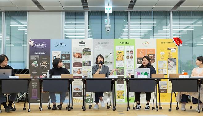 네이버 '프로젝트 꽃 앰배서더' 성과 공유회 참석한 최수연 대표(가운데) [네이버 제공]