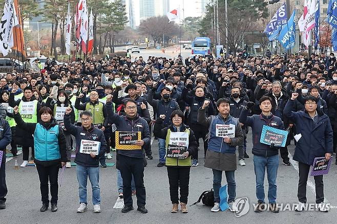 "50인 미만 적용유예 연장 반대!" (서울=연합뉴스) 박동주 기자 = 5일 오후 서울 국회 인근에서 '중대재해처벌법 개악 중단 촉구
민주노총 결의대회'가 열리고 있다. 2023.12.5 pdj6635@yna.co.kr