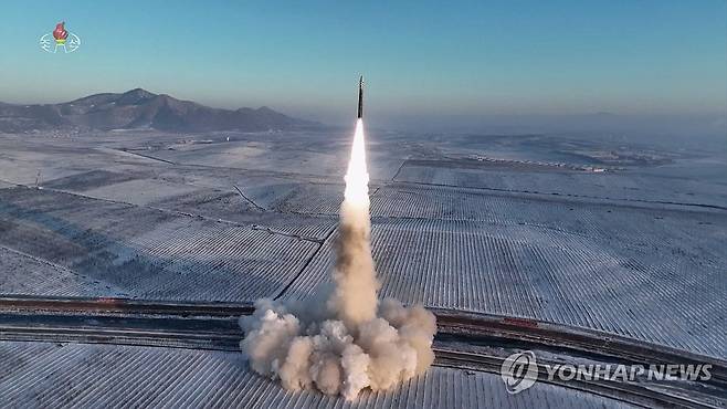 북한 중앙TV, ICBM '화성-18형' 발사 영상 공개 (서울=연합뉴스) 지난 18일 김정은 북한 국무위원장의 참관하에 발사한 고체연료 대륙간탄도미사일(ICBM) '화성-18형'의 발사 영상을 조선중앙TV가 19일 공개했다. [조선중앙TV 화면] 2023.12.19 
    [국내에서만 사용가능. 재배포 금지. For Use Only in the Republic of Korea. No Redistribution] nkphoto@yna.co.kr