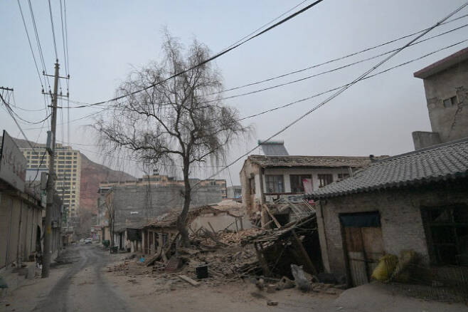 지난 18일 발생한 지진으로 중국 간쑤성 지스산현 지역 주택이 붕괴돼 있다. (사진=AFP)