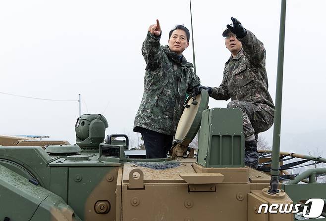 오세훈 서울시장이 19일 오후 육군 제1방공여단을 방문해 군 관계자로부터 신형 30mm 차륜형대공포 '천호'에 대한 설명을 듣고 있다. 2023.12.19/뉴스1 ⓒ News1 이재명 기자