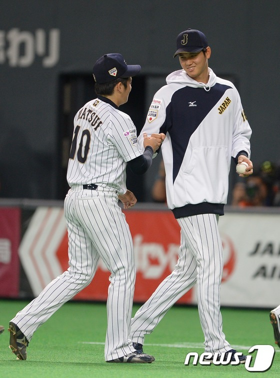 8일 오후 일본 훗카이도 삿포로돔에서 열린 2015 WBSC 프리미어12 개막전 한국과 일본의 경기가 0대5 일본의 승리로 끝났다. 경기종료 후 이날 선발로 나서 활약을 펼친 일본 오타니가 마무리 마츠이와 대화나누고 있다. 2015.11.8/뉴스1 ⓒ News1 DB