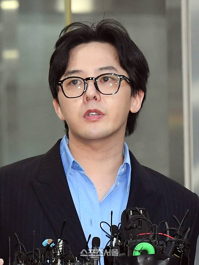 마약 투약 혐의를 받는 가수 지드래곤(본명 권지용)이 6일 오후 인천 논현경찰서에서 4시간에 걸친 조사를 받은 뒤 취재진과 인터뷰를 하고 있다. 2023. 11. 6.  인천 | 박진업기자 upandup@sportsseoul.com